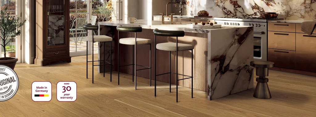 Modern kitchen with HARO PARQUET 4000 wideplank 180 4V Oak Country structured naturaDur and HARO The Original logo, Made in Germany logo and 15-year guarantee logo