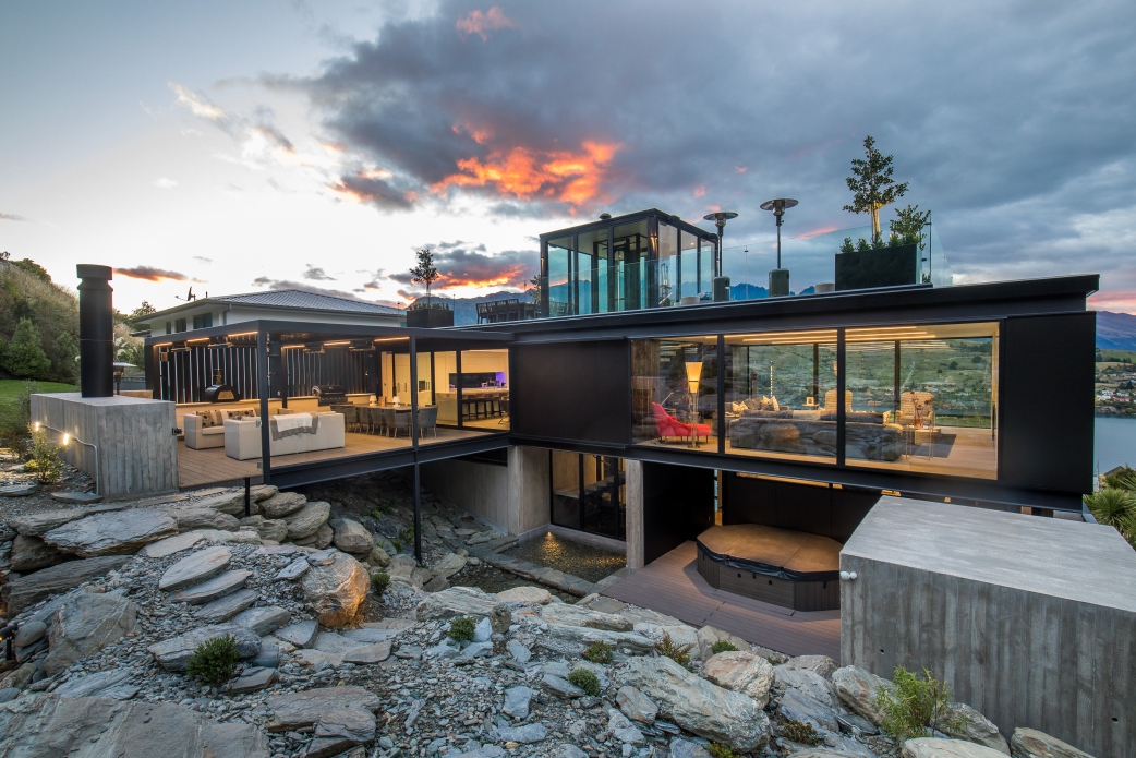 A stunning house in spectacular natural surroundings – the Gary Todd house in Queenstown, New Zealand